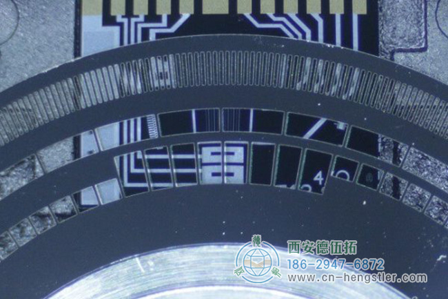 光学增量旋转编码器盘和光电传感器的放大视图