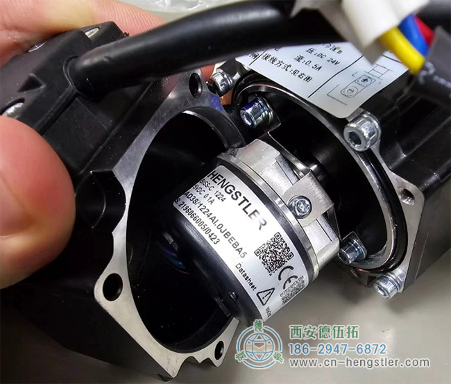 图为亨士乐AD38系列编码器在伺服务电机上的应用照片 图为亨士乐AD38系列编码器在伺服务电机上的应用照片