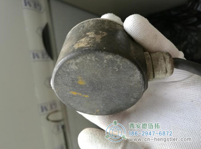 图为在恶劣环境中被腐蚀的亨士乐编码器照片