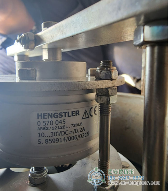 图为亨士乐AR62系列绝对值编码器在工程机械上的应用照片