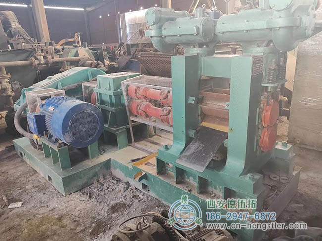 图为两辊轧机在编码器反馈下的工作照片