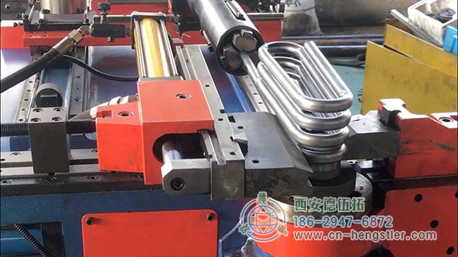 图为全自动弯管机工作现场照片