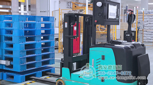 图为由亨士乐编码器反馈的AGV智能叉车工作照片 图为由亨士乐编码器反馈的AGV智能叉车工作照片