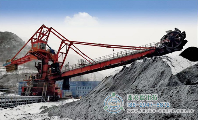 图为大唐电厂的斗轮机工作照片