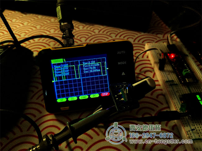 图为工作人员用示波器测试编码器波形的照片 图为工作人员用示波器测试编码器波形的照片