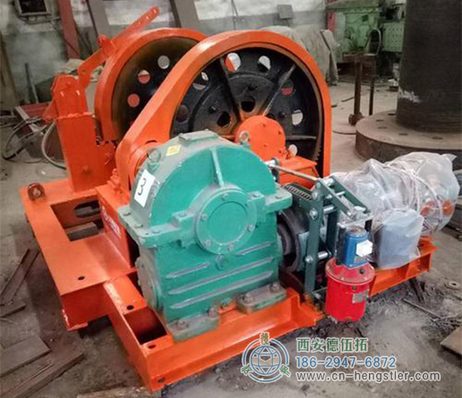 图为隔爆型慢速牵引绞车照片