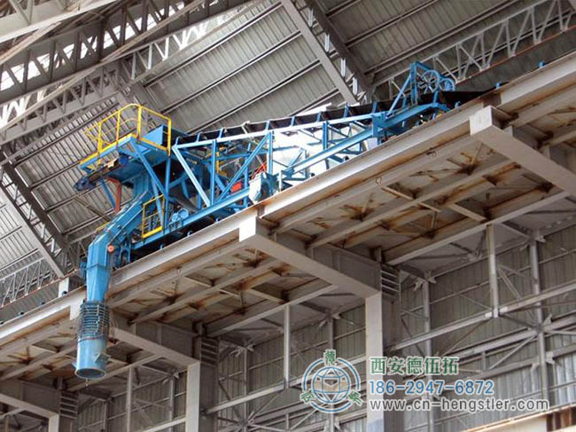 图为料场布料系统门式堆料机工作照片