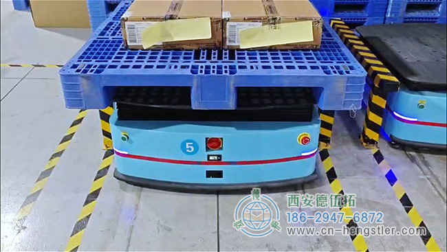 图为AGV小车扫码入库的应用照片