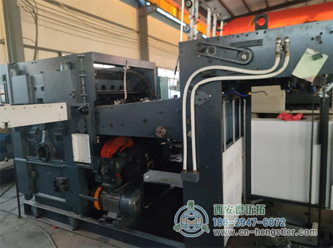 图为自动模切机机械部位照片