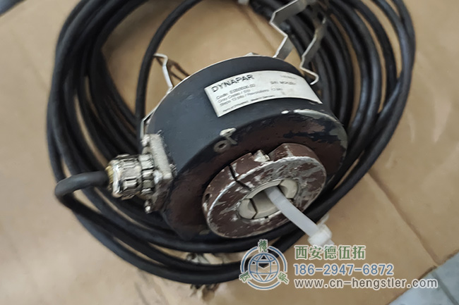 图为在恶劣环境中使用过的HENGSTLER编码器照片